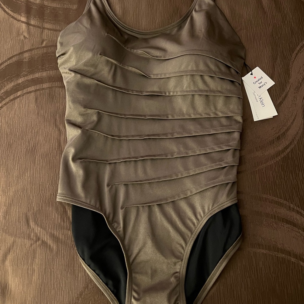 Elegant Brown One-Piece Swimsuit 🩱